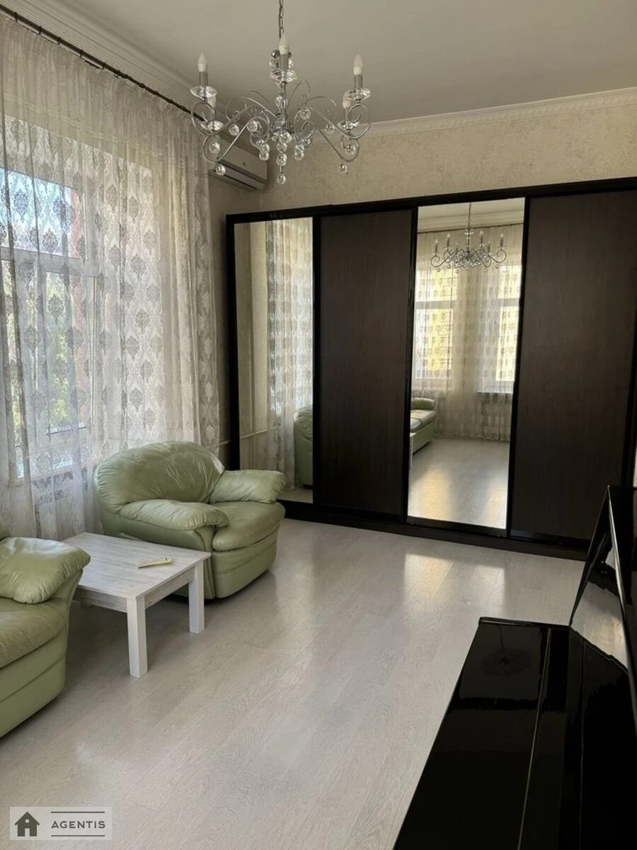 Сдам квартиру 2 комнаты, 57 m², 3 эт./4 этажа. Сечевых Стрельцов, Киев. 