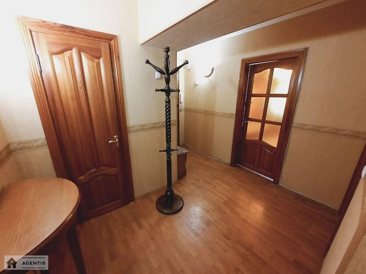 Сдам квартиру 3 комнаты, 86 m², 7 эт./9 этажей. Братів Зерових вул. (Червонопартизанська), Киев. 