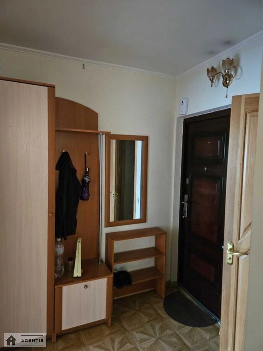 Сдам квартиру 2 комнаты, 55 m², 4 эт./14 этажей. 5, Героев Обороны 5, Киев. 