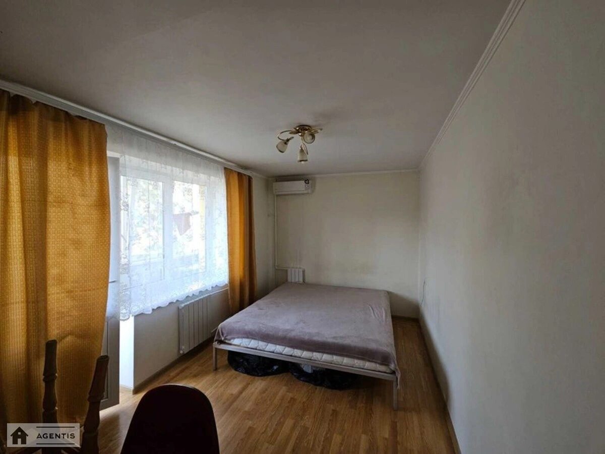 Сдам квартиру 2 комнаты, 55 m², 4 эт./14 этажей. 5, Героев Обороны 5, Киев. 