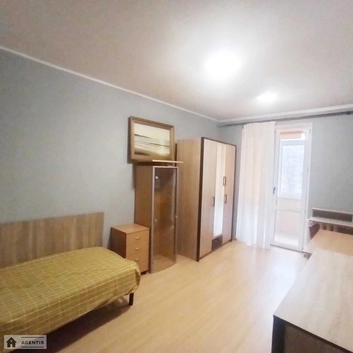 Сдам квартиру 2 комнаты, 46 m², 2 эт./3 этажа. 49, Сечевых Стрельцов 49, Киев. 