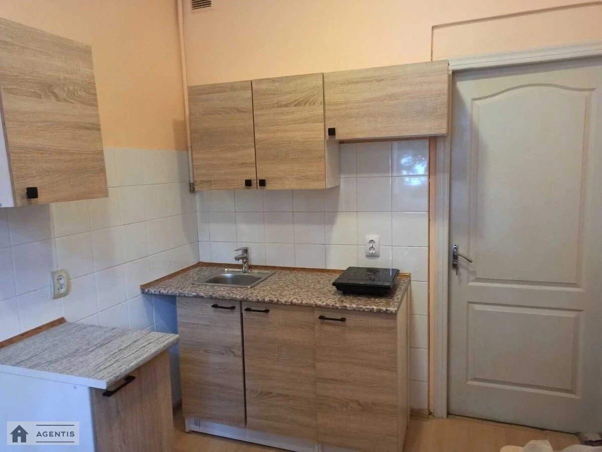 Сдам квартиру 2 комнаты, 46 m², 2 эт./3 этажа. 49, Сечевых Стрельцов 49, Киев. 