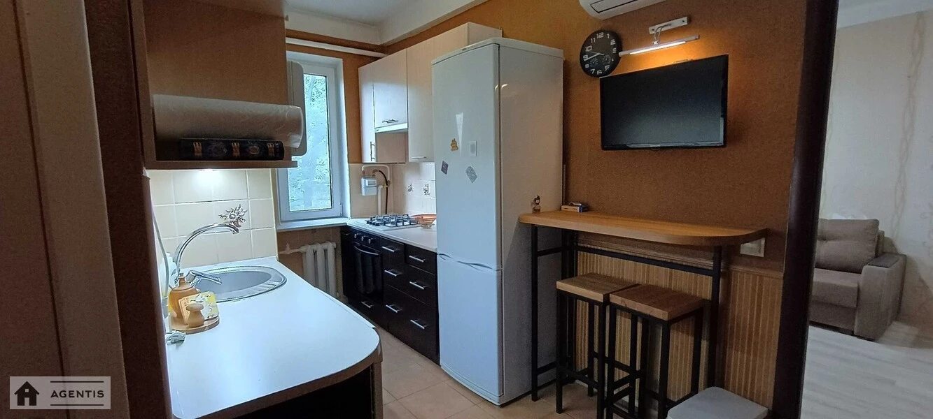 Сдам квартиру 2 комнаты, 47 m², 5 эт./5 этажей. Ушинского, Киев. 