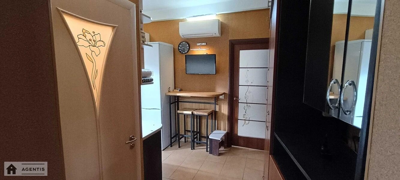 Apartment for rent 2 rooms, 47 m², 5th fl./5 floors. Ushynskogo, Kyiv. 