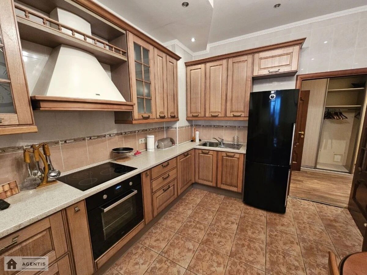 Сдам квартиру 2 комнаты, 90 m², 10 эт./14 этажей. 70, Почайнинская 70, Киев. 