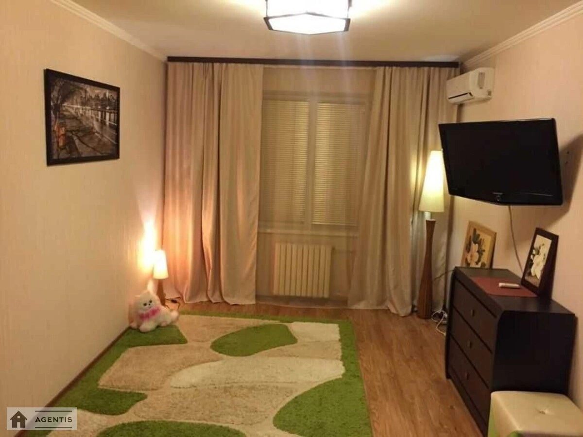 Сдам квартиру 1 комната, 40 m², 4 эт./9 этажей. 10, Василя Кучера вул., Киев. 