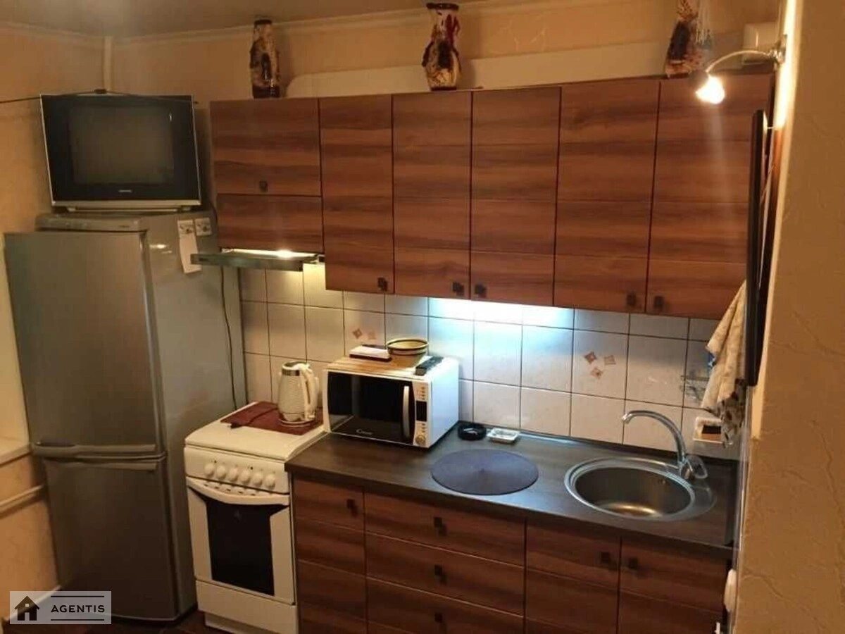 Здам квартиру 1 кімната, 40 m², 4 пов./9 поверхів. 10, Василя Кучера вул., Київ. 