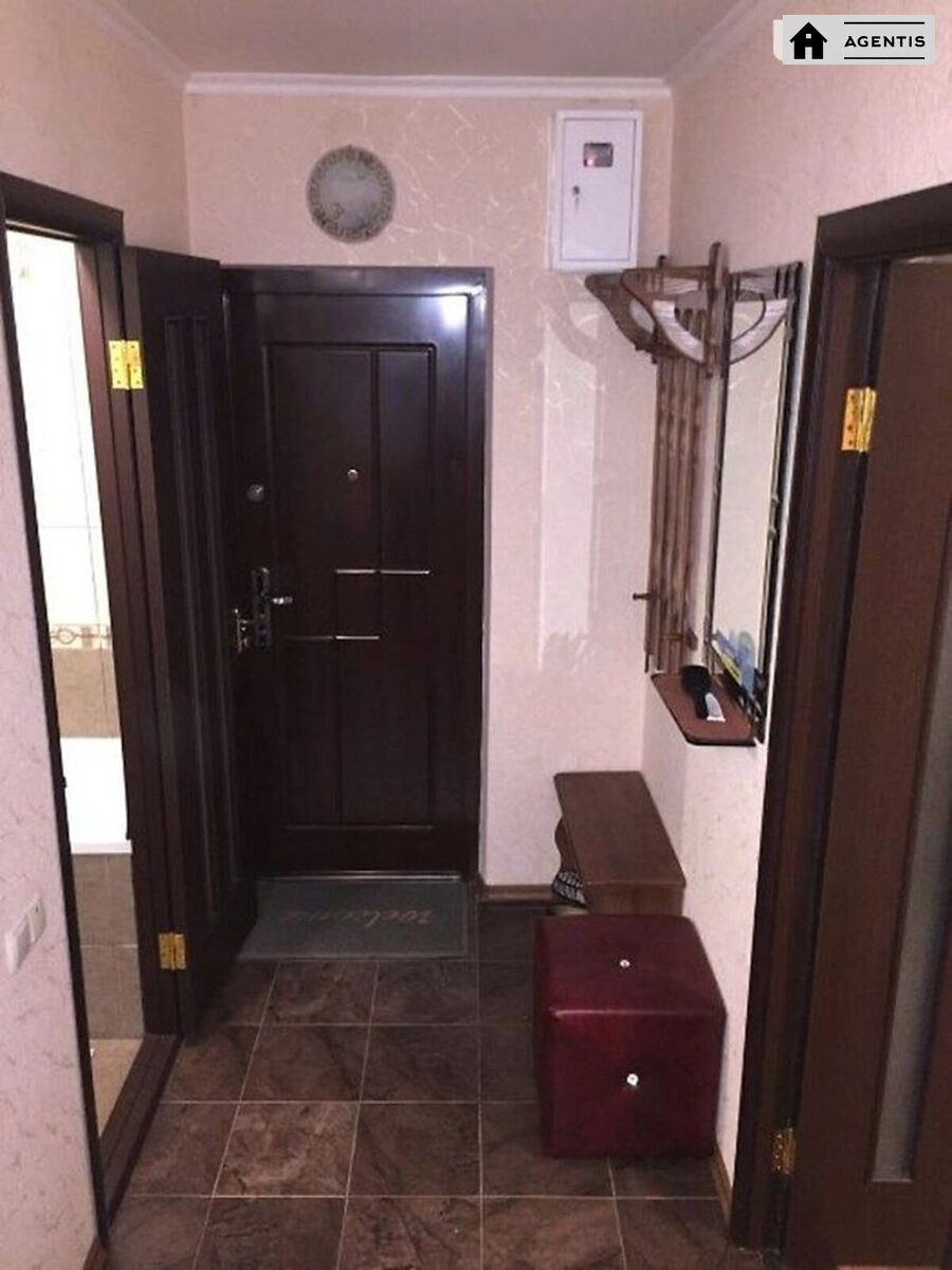 Сдам квартиру 1 комната, 40 m², 4 эт./9 этажей. 10, Василя Кучера вул., Киев. 