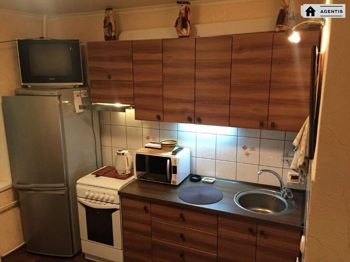 Сдам квартиру 1 комната, 40 m², 4 эт./9 этажей. 10, Василя Кучера вул., Киев. 