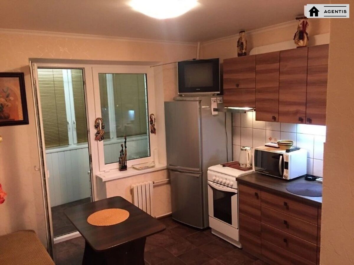 Сдам квартиру 1 комната, 40 m², 4 эт./9 этажей. 10, Василя Кучера вул., Киев. 