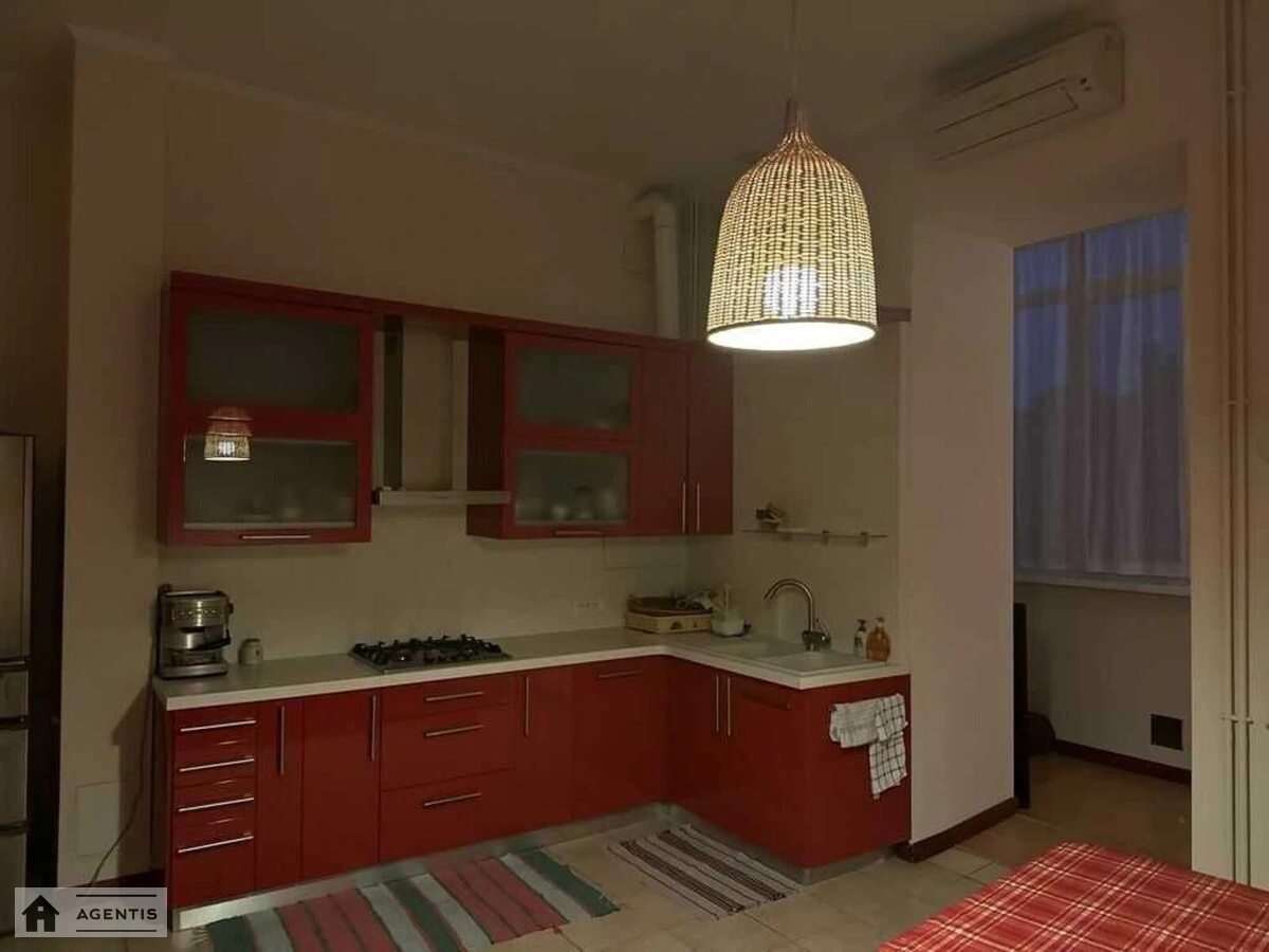 Сдам квартиру 2 комнаты, 107 m², 5 эт./7 этажей. 6, Тарасовская 6, Киев. 