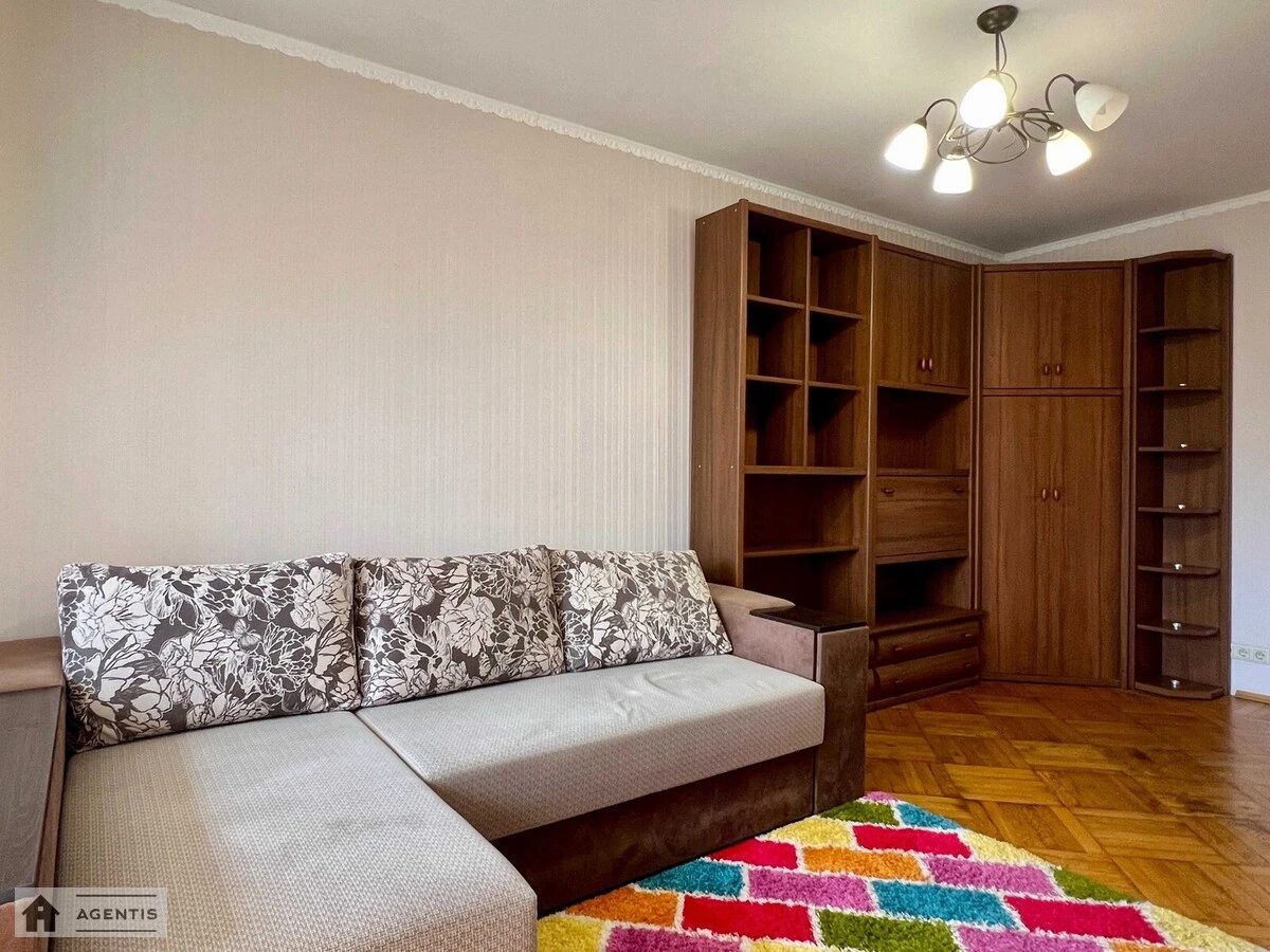 Сдам квартиру 3 комнаты, 71 m², 12 эт./12 этажей. 6, Печенижская 6, Киев. 