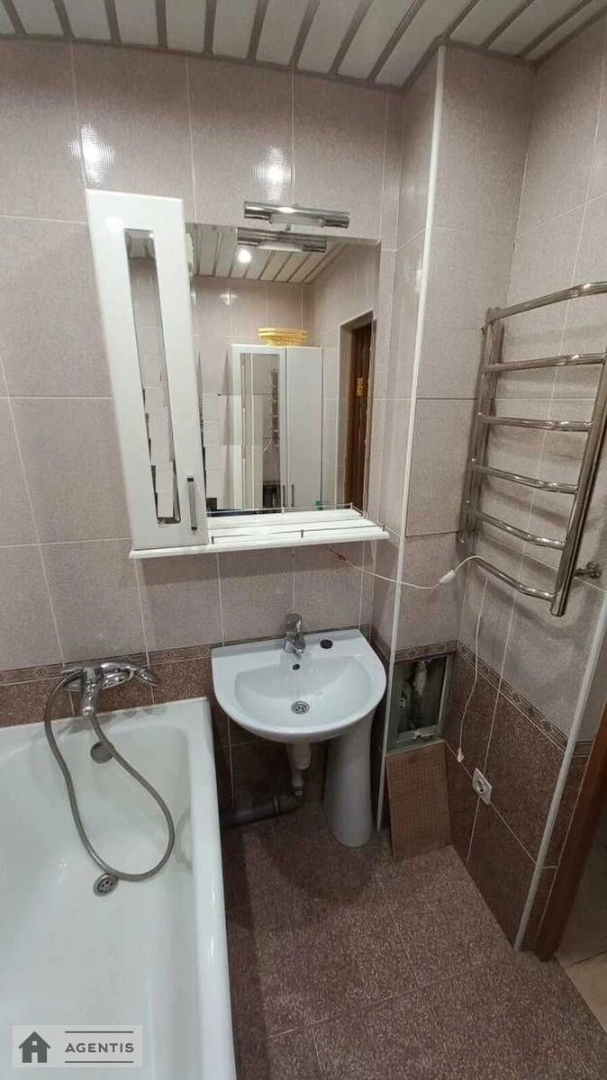 Сдам квартиру 2 комнаты, 61 m², 20 эт./25 этажей. 8, Милославская 8, Киев. 