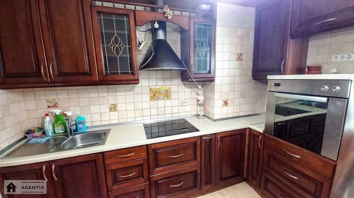 Сдам квартиру 2 комнаты, 61 m², 20 эт./25 этажей. 8, Милославская 8, Киев. 