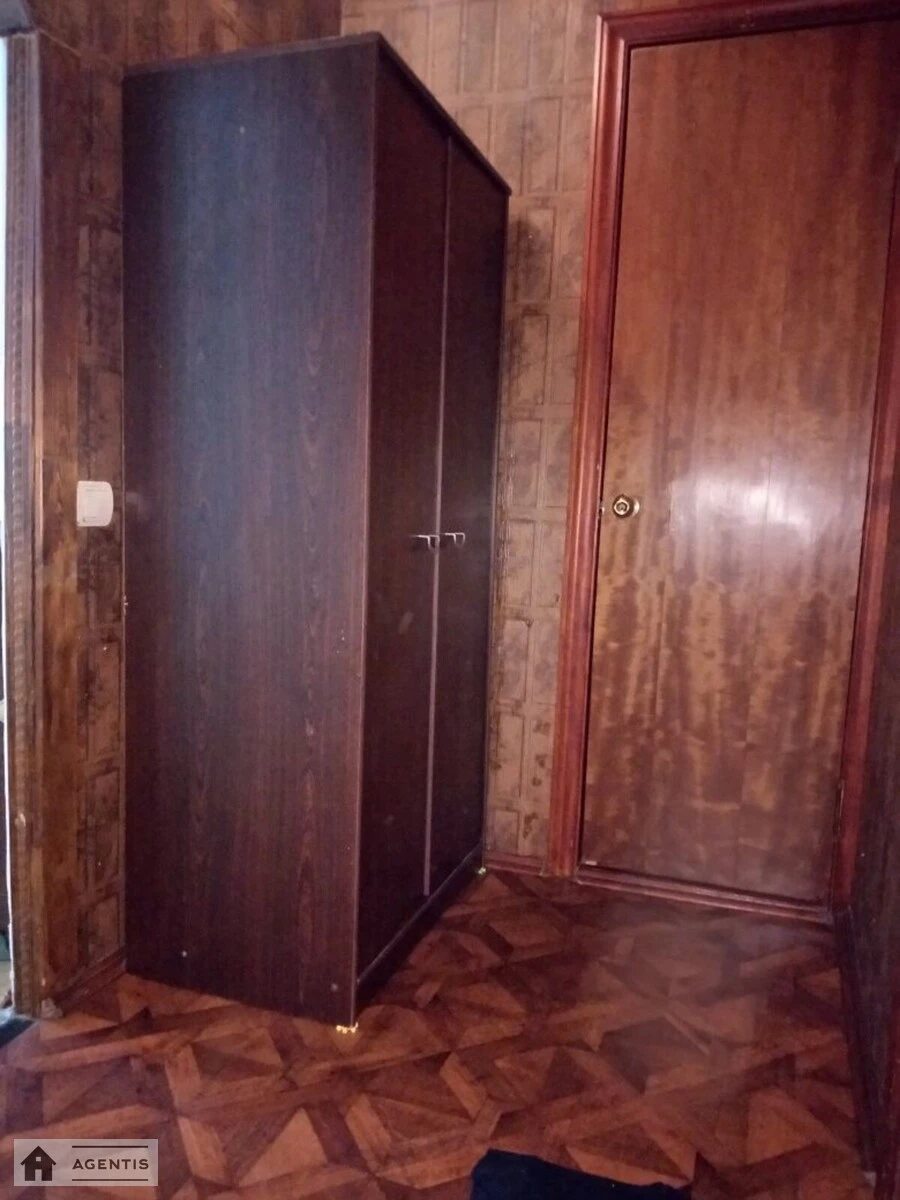 Сдам квартиру 1 комната, 34 m², 6 эт./16 этажей. Радужная, Киев. 