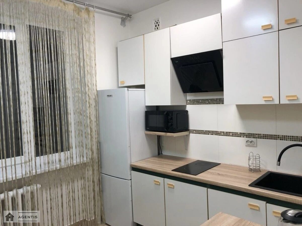 Сдам квартиру 2 комнаты, 53 m², 3 эт./4 этажа. 27, Євгена Коновальця вул. (Щорса), Киев. 