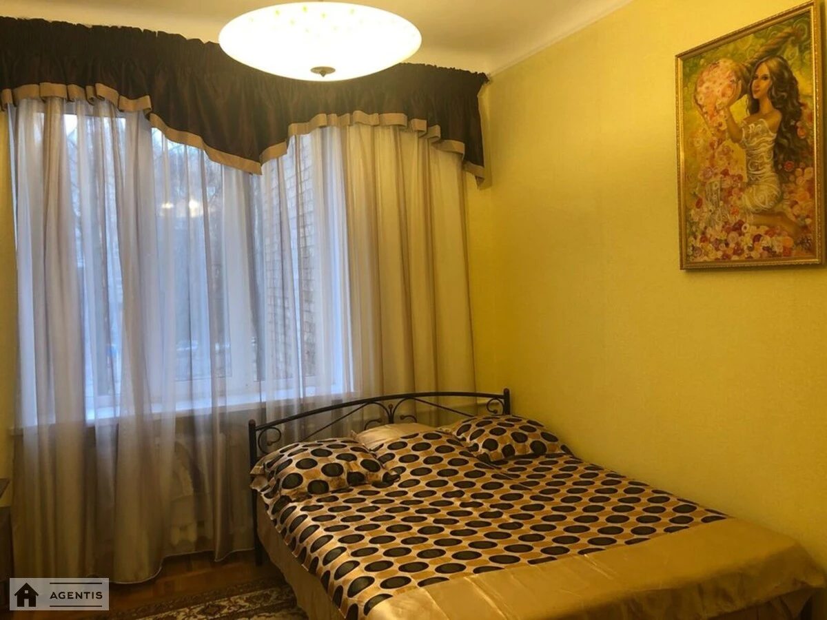 Сдам квартиру 2 комнаты, 53 m², 3 эт./4 этажа. 27, Євгена Коновальця вул. (Щорса), Киев. 