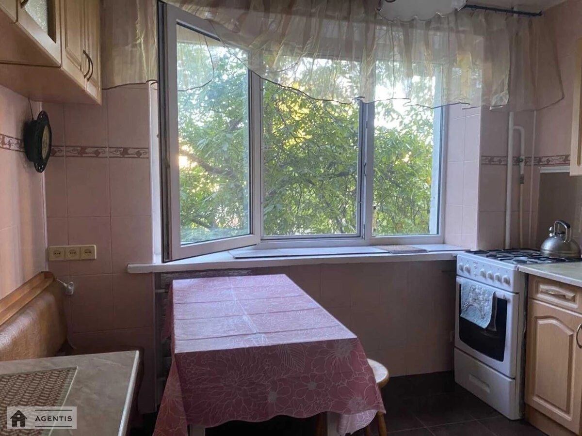 Здам квартиру 1 кімната, 32 m², 2 пов./5 поверхів. Шевченківський район, Київ. 