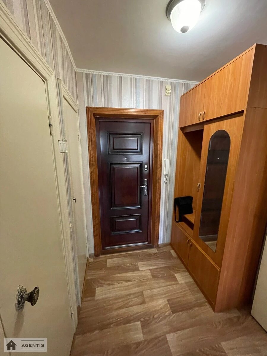 Сдам квартиру 1 комната, 37 m², 2 эт./9 этажей. 8, Олександра Махова вул. (Жолудєва), Киев. 