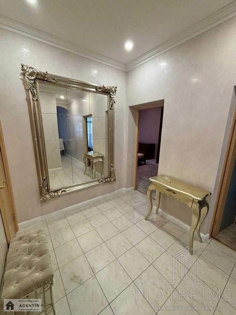 Сдам квартиру 2 комнаты, 65 m², 3 эт./4 этажа. 11, Резницкая 11, Киев. 