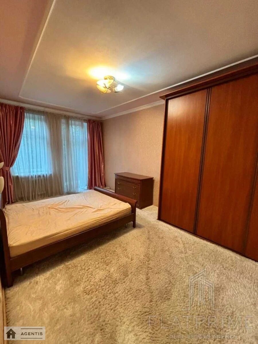 Сдам квартиру 2 комнаты, 65 m², 3 эт./4 этажа. 11, Резницкая 11, Киев. 