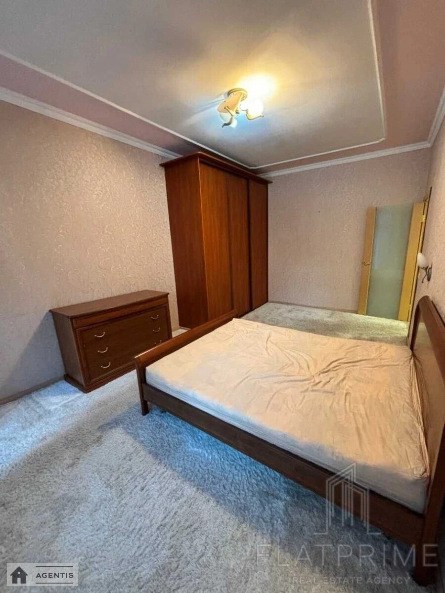 Сдам квартиру 2 комнаты, 65 m², 3 эт./4 этажа. 11, Резницкая 11, Киев. 