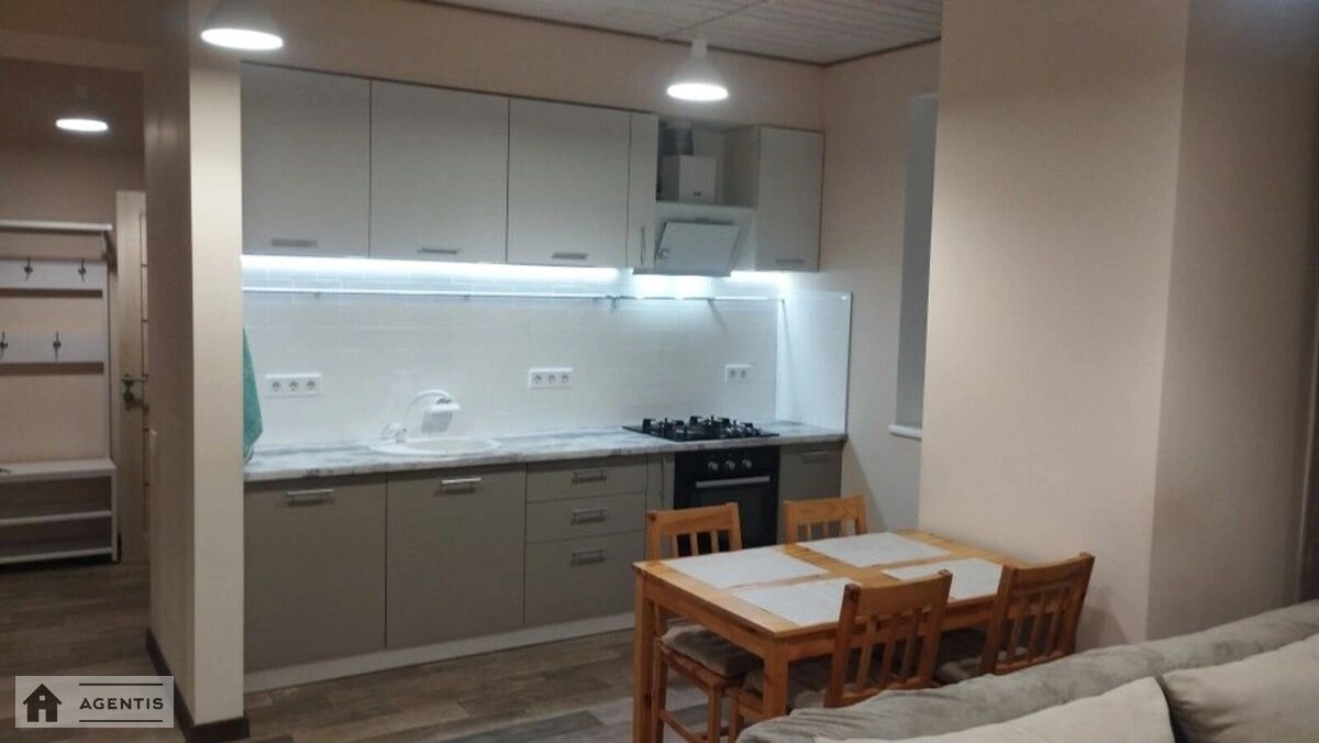 Сдам квартиру 1 комната, 46 m², 1 эт./2 этажа. Центральна вул., Киев. 