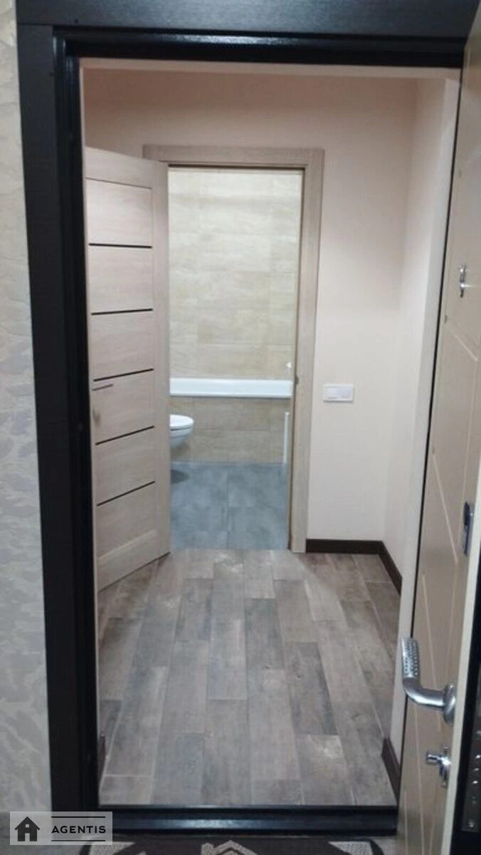 Здам квартиру 1 кімната, 46 m², 1 пов./2 поверхи. Центральна вул., Київ. 