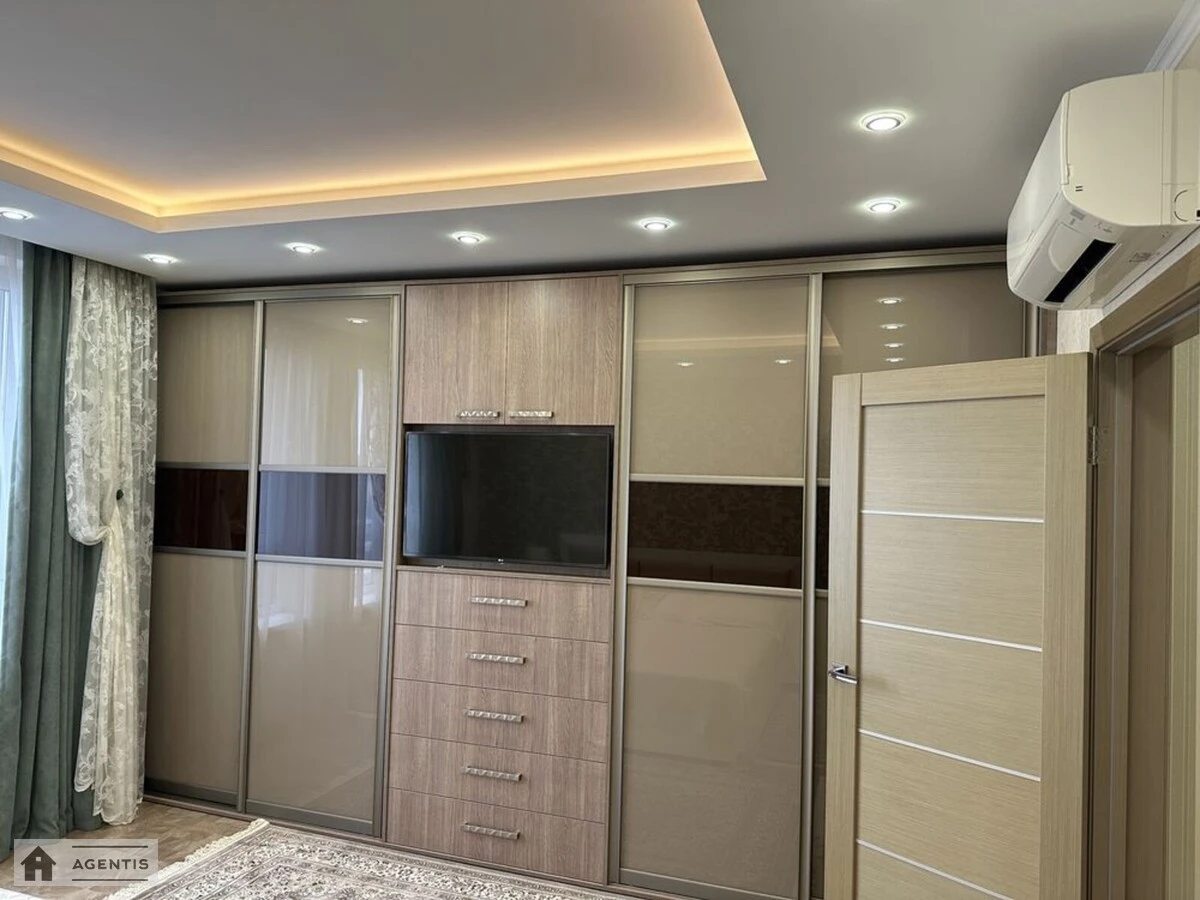 Сдам квартиру 2 комнаты, 65 m², 10 эт./13 этажей. 30, Златоустовская 30, Киев. 