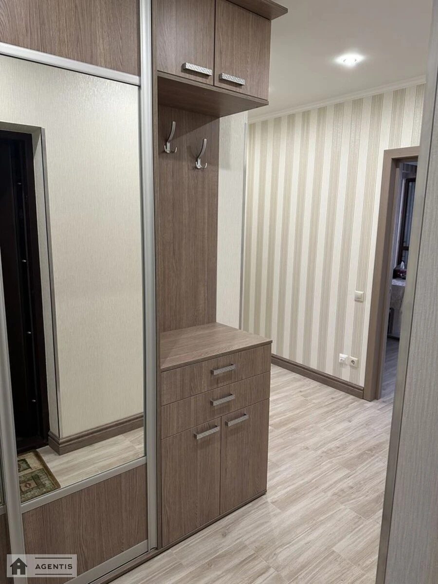 Сдам квартиру 2 комнаты, 65 m², 10 эт./13 этажей. 30, Златоустовская 30, Киев. 