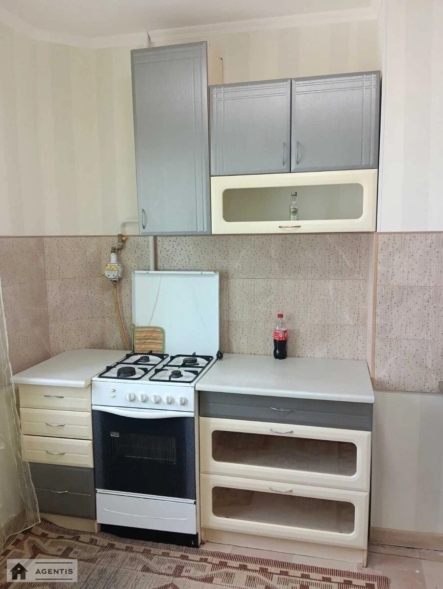 Сдам квартиру 1 комната, 35 m², 7 эт./9 этажей. 3, Тулузы 3, Киев. 