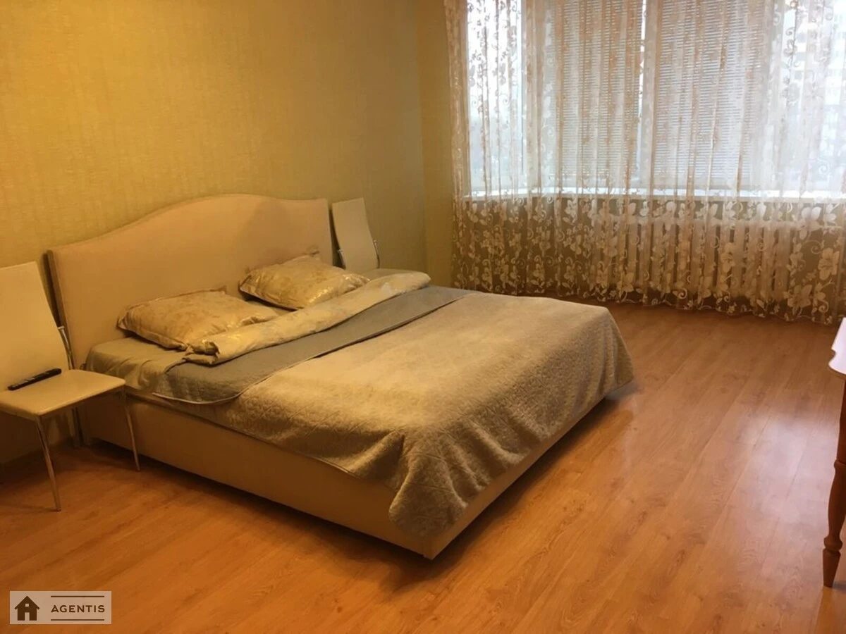 Apartment for rent 1 room, 52 m², 4th fl./16 floors. 35, Anny Akhmatovoyi vul., Kyiv. 