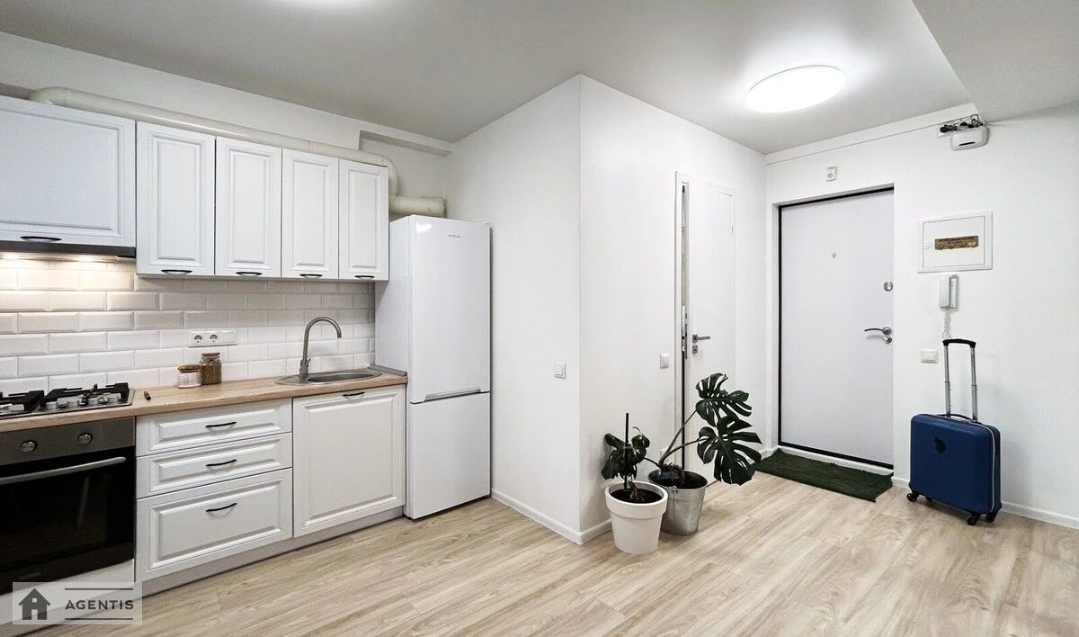 Сдам квартиру 1 комната, 32 m², 1 эт./9 этажей. 3, Героев Днепра 3, Киев. 