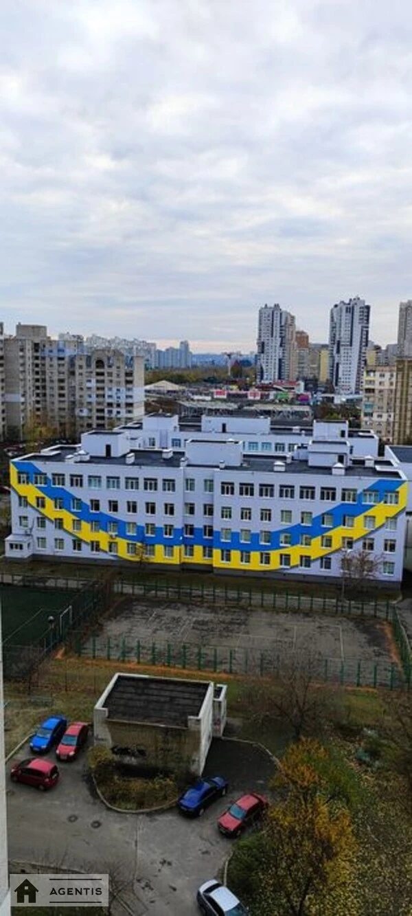 Сдам квартиру 3 комнаты, 77 m², 11 эт./17 этажей. 31, Драгоманова 31, Киев. 