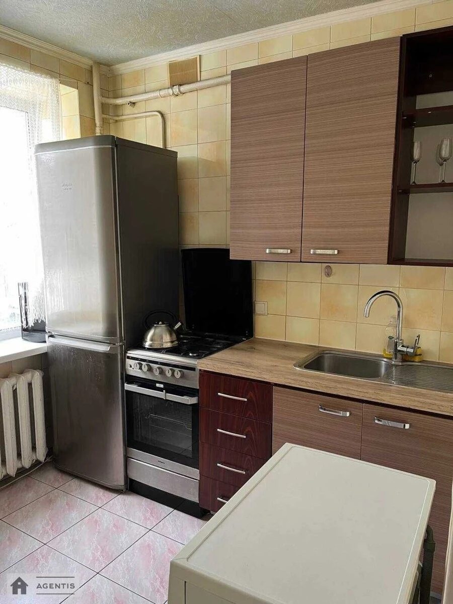 Сдам квартиру 2 комнаты, 45 m², 2 эт./5 этажей. 8, Миколи Міхновського бульв. (Дружби Народів), Киев. 