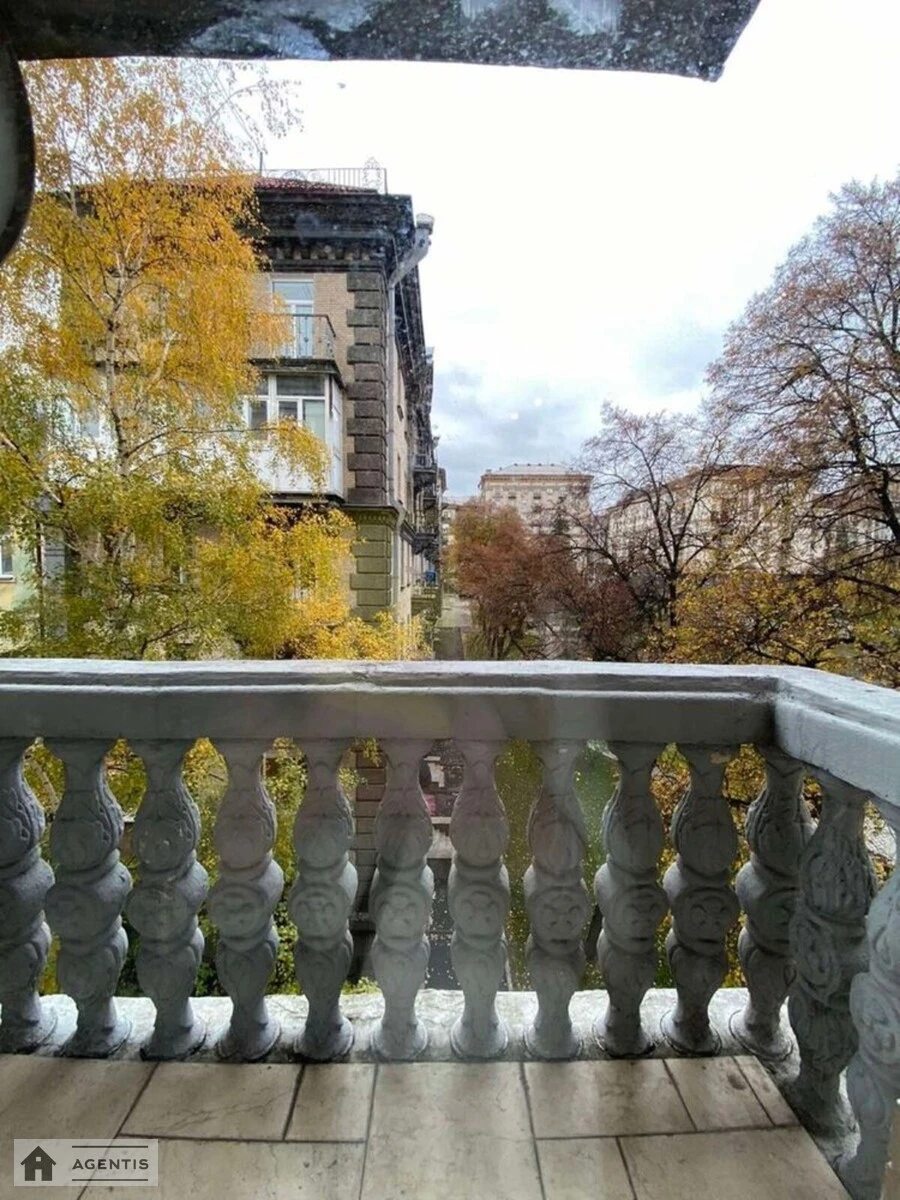 Apartment for rent 2 rooms, 60 m², 5th fl./9 floors. Prorizna, Kyiv. 