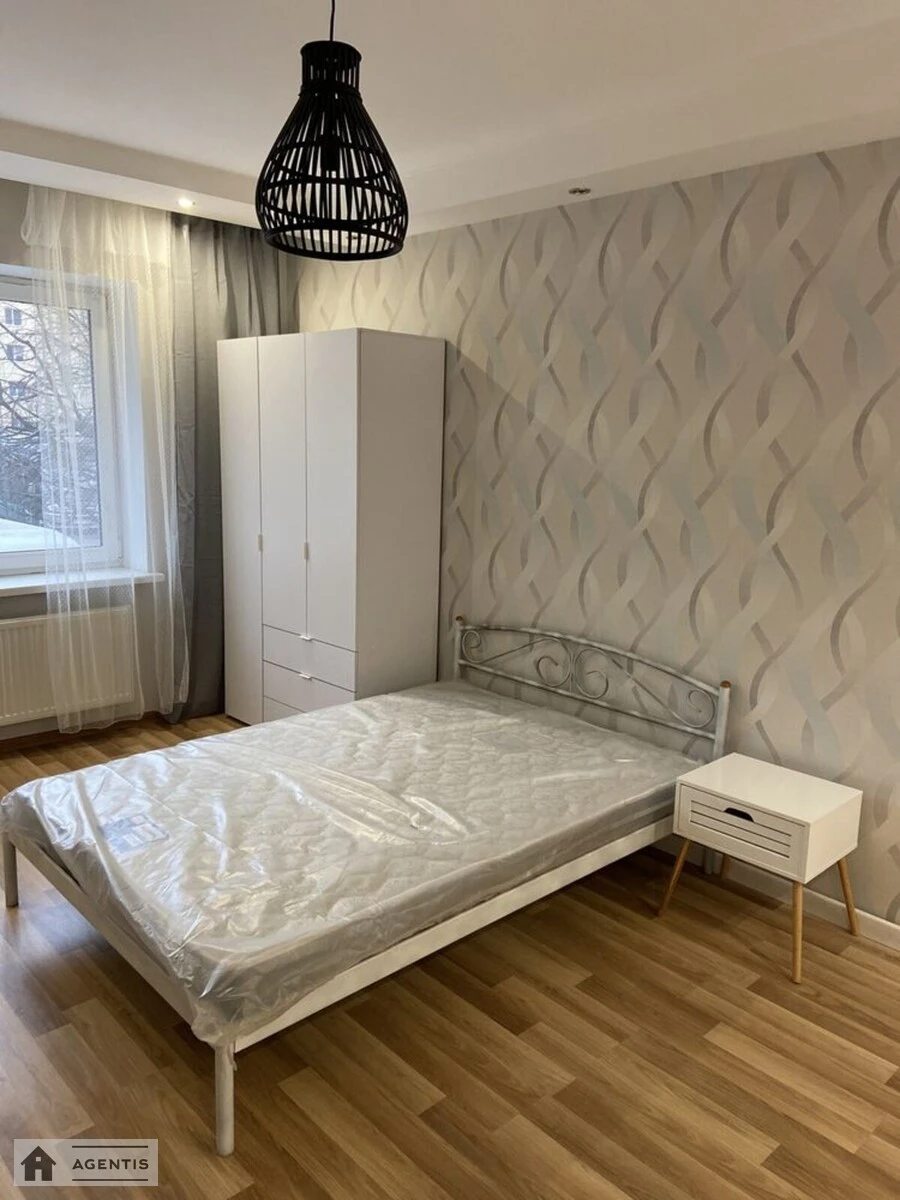 Сдам квартиру 1 комната, 50 m², 1 эт./5 этажей. Амосова , Софиевская Борщаговка. 