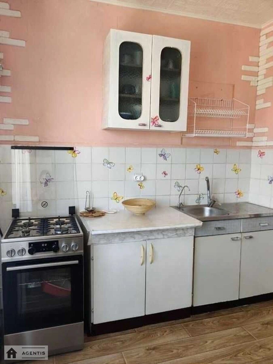 Сдам квартиру 1 комната, 40 m², 4 эт./9 этажей. 20, Богатырская 20, Киев. 