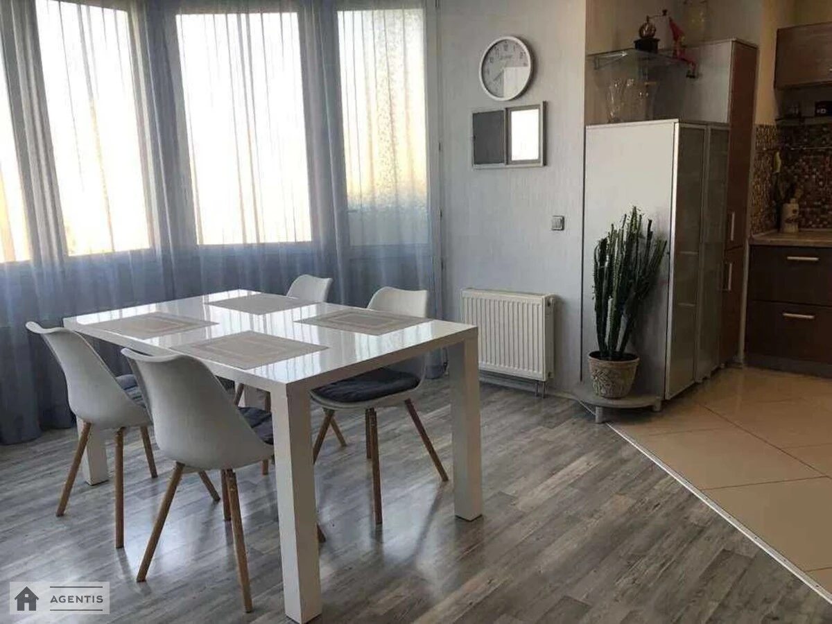 Сдам квартиру 3 комнаты, 95 m², 8 эт./16 этажей. 15, Краковская 15, Киев. 