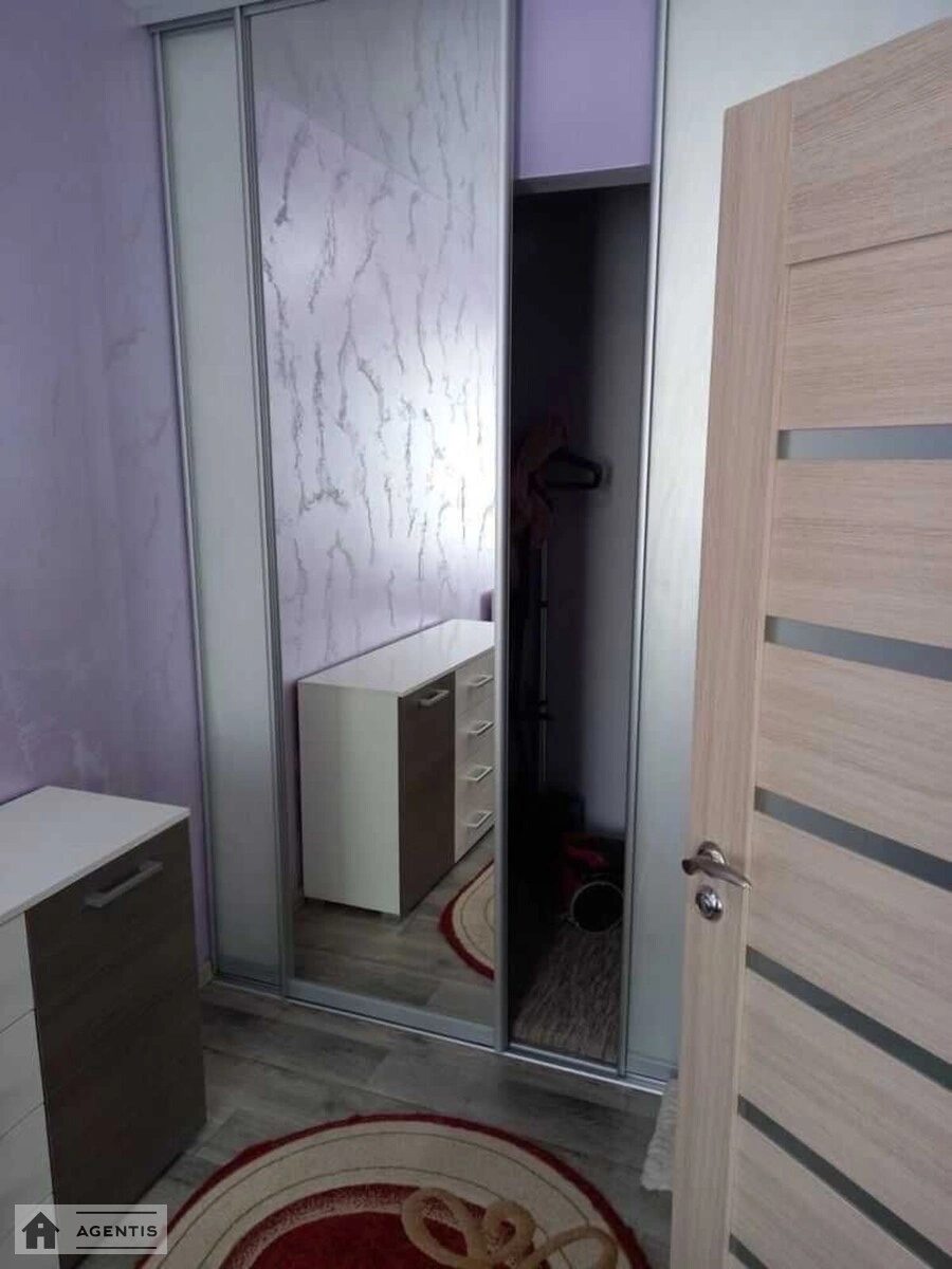 Сдам квартиру 2 комнаты, 47 m², 3 эт./9 этажей. 8, Олександра Махова вул. (Жолудєва), Киев. 