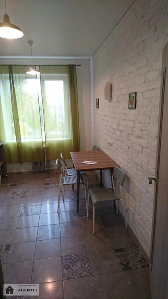 Сдам квартиру 2 комнаты, 54 m², 2 эт./5 этажей. 55, Козацкая 55, Киев. 