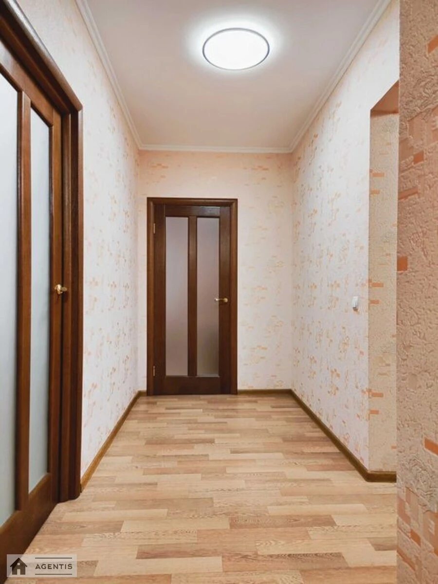 Сдам квартиру 2 комнаты, 65 m², 17 эт./18 этажей. 8, Михайла Гришка вул., Киев. 