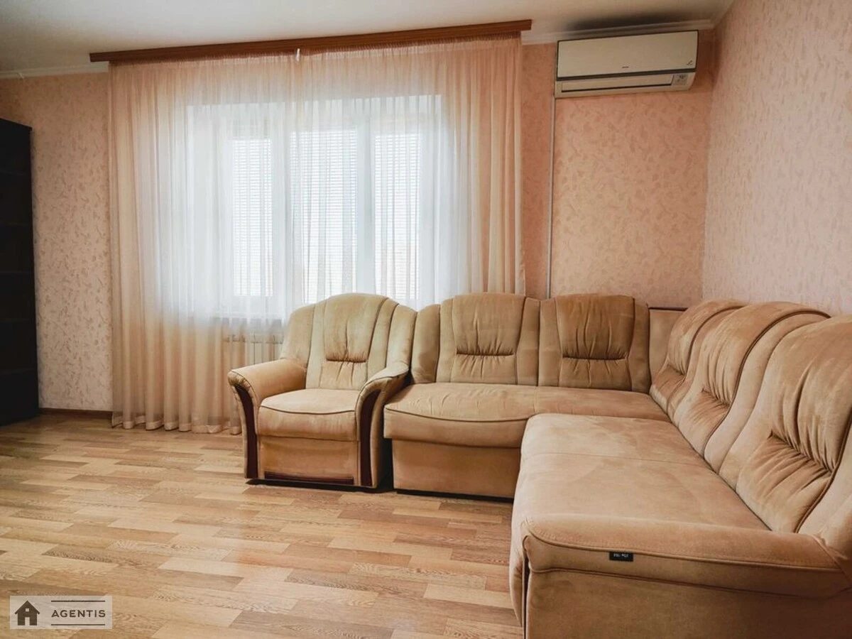 Сдам квартиру 2 комнаты, 65 m², 17 эт./18 этажей. 8, Михайла Гришка вул., Киев. 