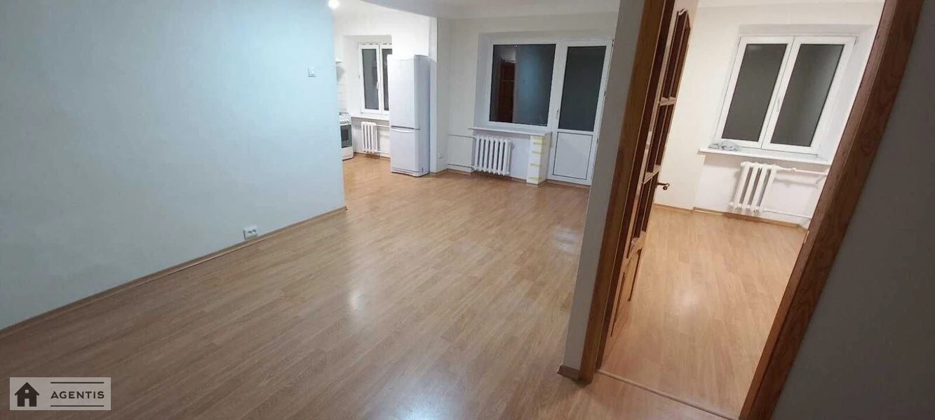 Сдам квартиру 2 комнаты, 42 m², 3 эт./5 этажей. Ольжича, Киев. 