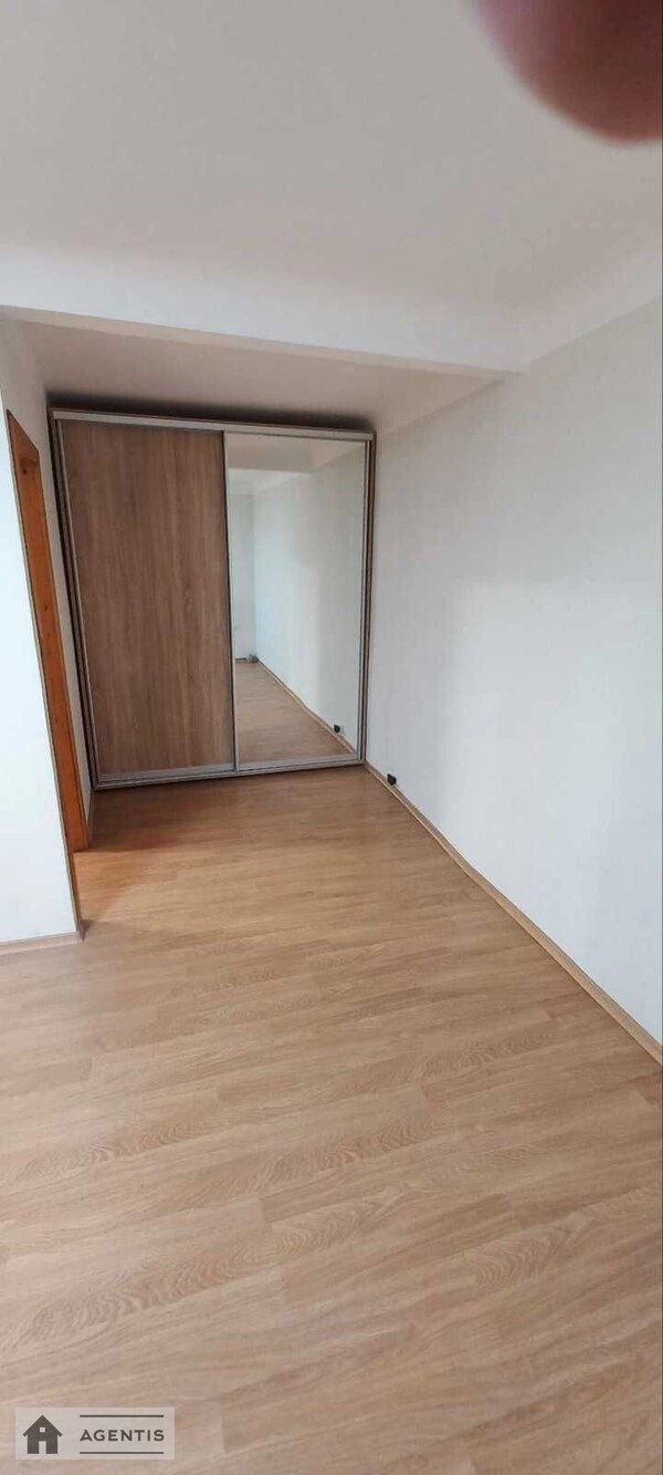 Сдам квартиру 2 комнаты, 42 m², 3 эт./5 этажей. Ольжича, Киев. 