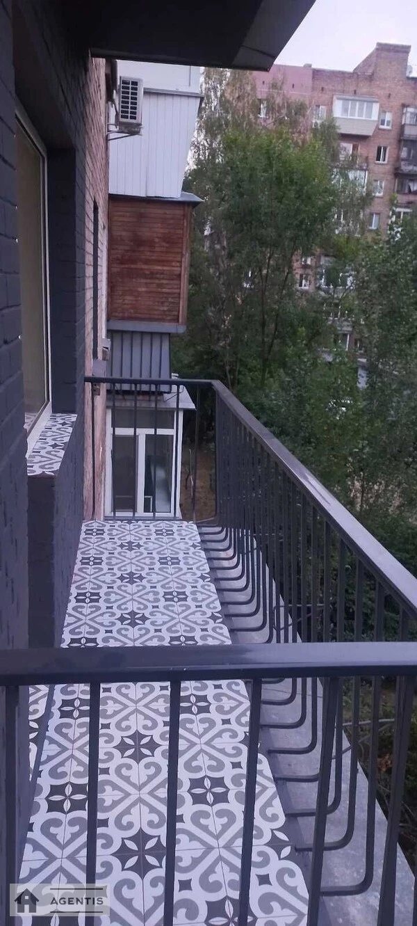 Apartment for rent 2 rooms, 42 m², 3rd fl./5 floors. Olzhycha, Kyiv. 