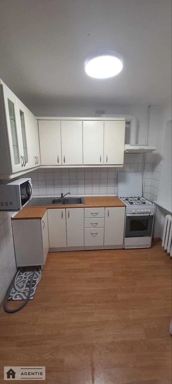 Apartment for rent 2 rooms, 42 m², 3rd fl./5 floors. Olzhycha, Kyiv. 