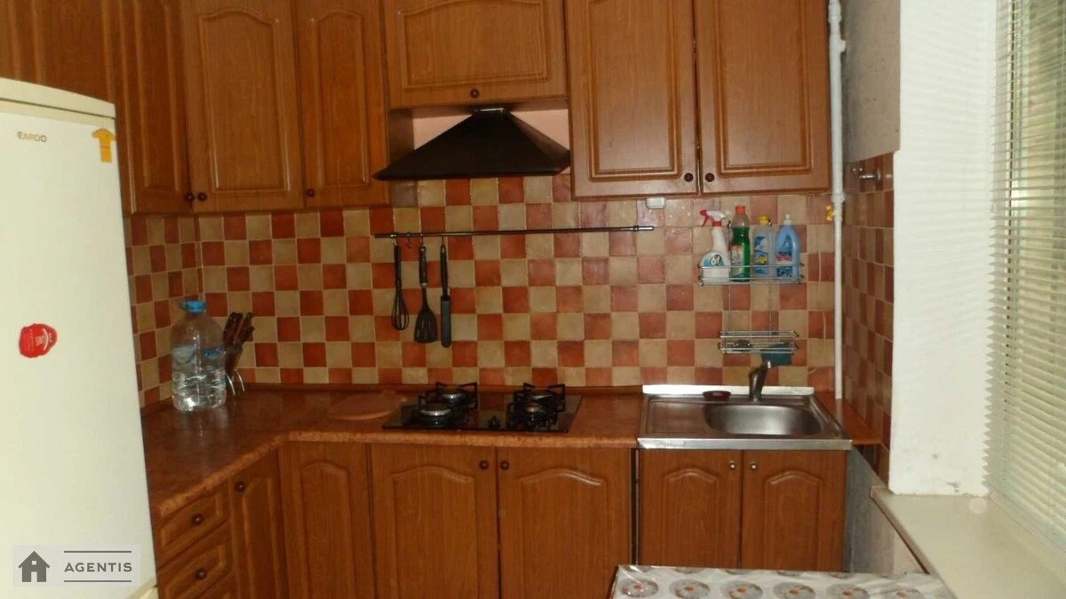 Здам квартиру 3 кімнати, 55 m², 1 пов./5 поверхів. Солом’янський район, Київ. 