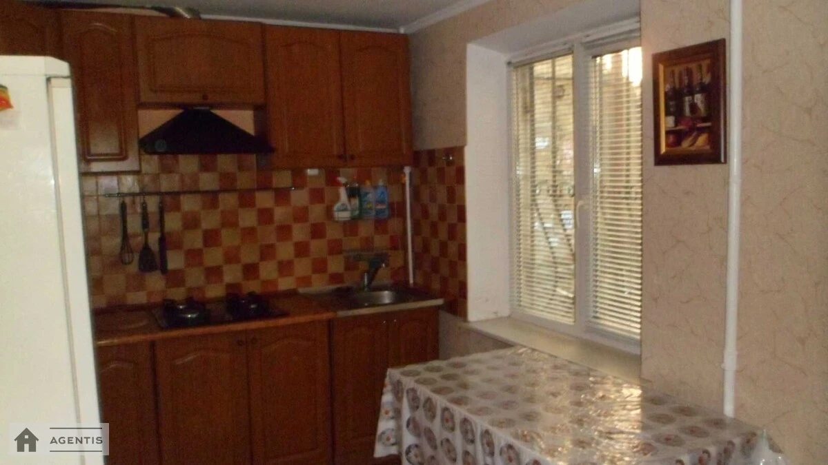 Apartment for rent 3 rooms, 55 m², 1st fl./5 floors. Solomyanskyy rayon, Kyiv. 