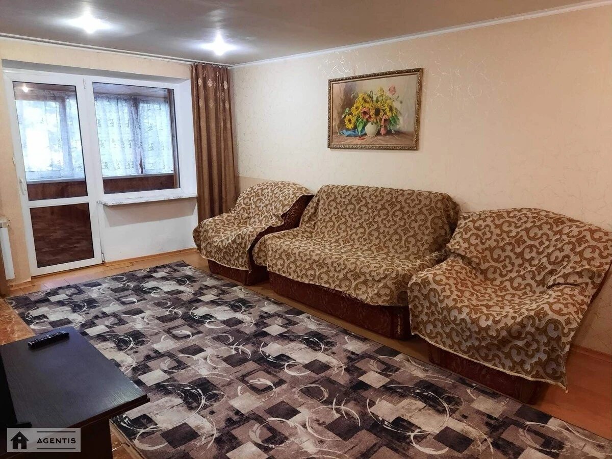 Apartment for rent 3 rooms, 55 m², 1st fl./5 floors. Solomyanskyy rayon, Kyiv. 